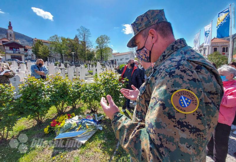 Polaganje cvijeća na Šehitlucima - Dan Armije: Brojne delegacije položile cvijeće